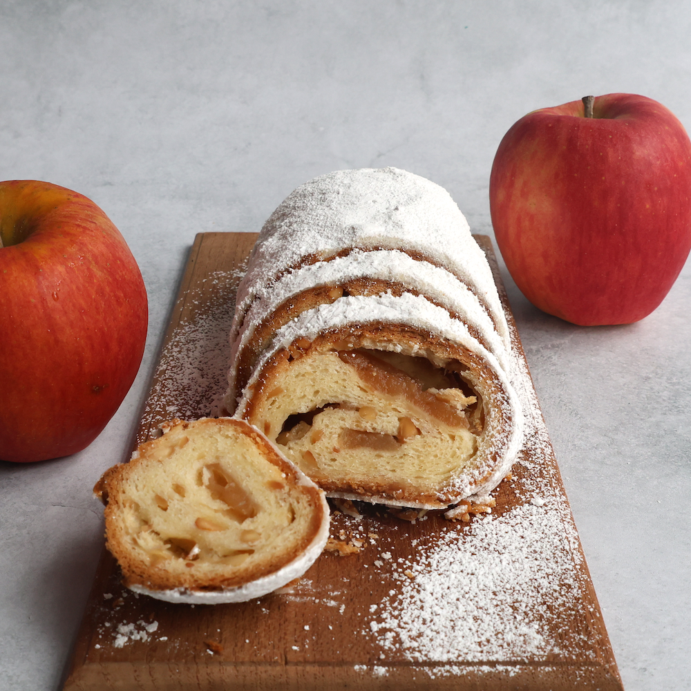 美瑛本店、北海道丸井今井店、オンラインにて取り扱う「アップルシュトレン」税込み3,240円