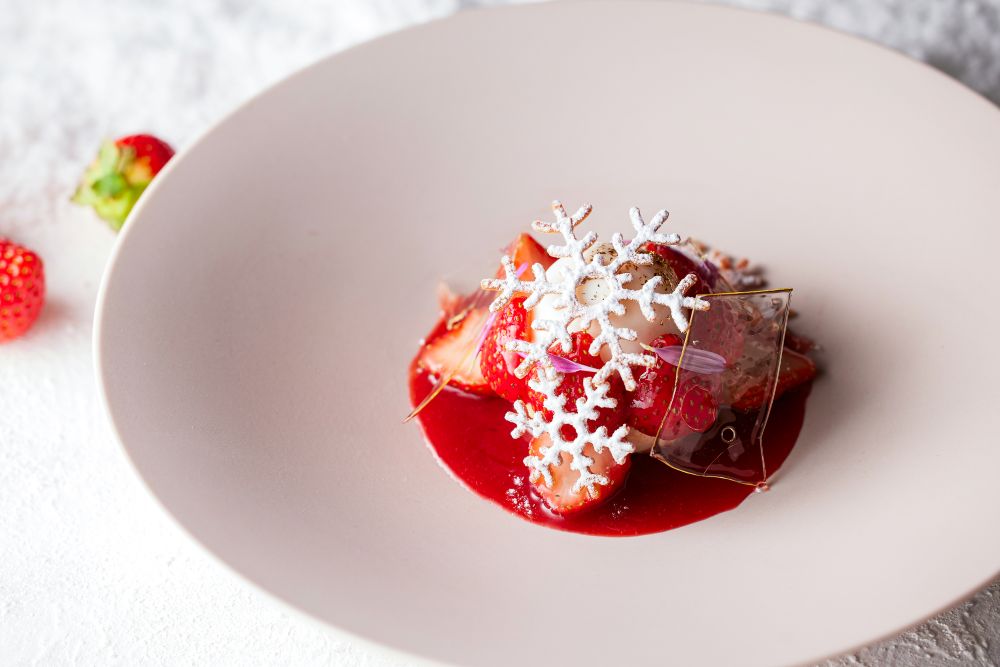 プレミアムプラン限定の「あまりんの苺ミルクスノードームパフェ」イメージ