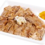 SHUNTO監修「ねぎ塩豚カルビ重（麦飯）」税込み570円