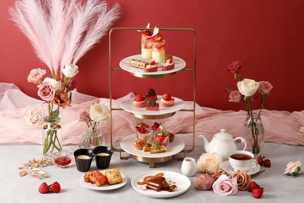 「インルームダイニング」にて販売する「ストロベリー＆ショコラアフタヌーンティー」平日・税込み6,600円、土日祝日・税込み7,150円（いずれも別途サービス料）