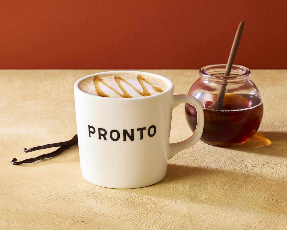 「メープルバニララテ」Rサイズ・605円～、Lサイズ・693円～