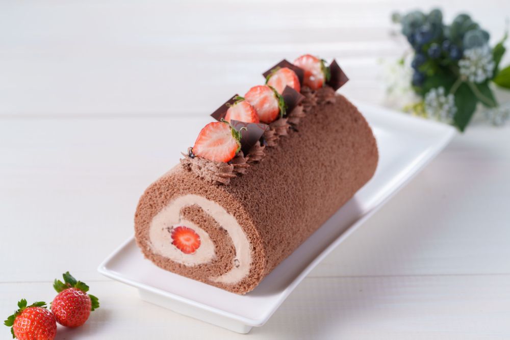 「苺とチョコレートのロールケーキ」ケーキセット・税込み1,200円、テイクアウト・税込み1,800円