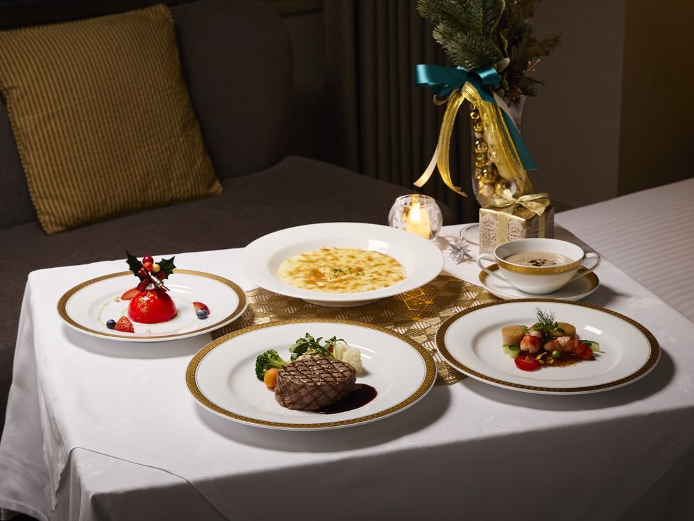 「鉄板焼きorルームサービスディナーとバラの花束でかなえるMerry Christmas!」税込み63m400円から(サービス料含む・別途東京都宿泊税)