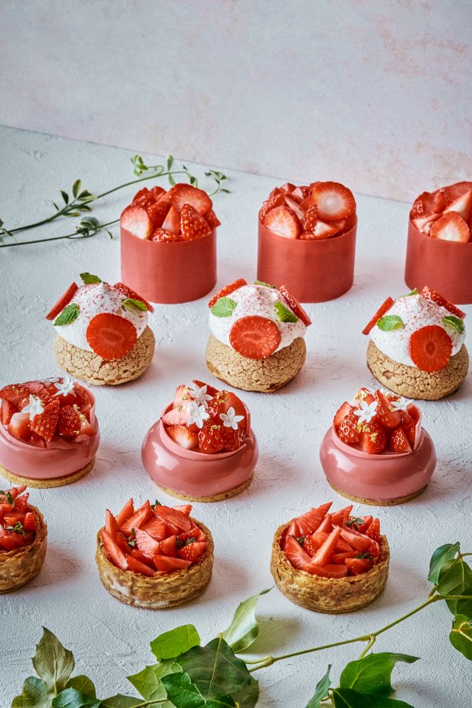 「ストロベリータルト」、「ストロベリー&ミントシュー」、「ストロベリー&ピスタチオムース」各種税込み750円、「プレミアム ストロベリーショートケーキ」税込み850円