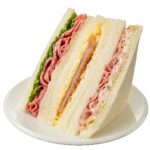 「ハム&ソフトサラミサンド」税込み451円