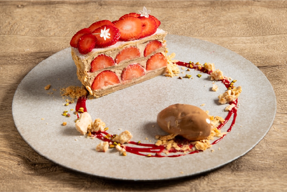 「冬苺とロイヤルミルクティーのクレープ・ショコラ 紅茶アイス添え」イメージ