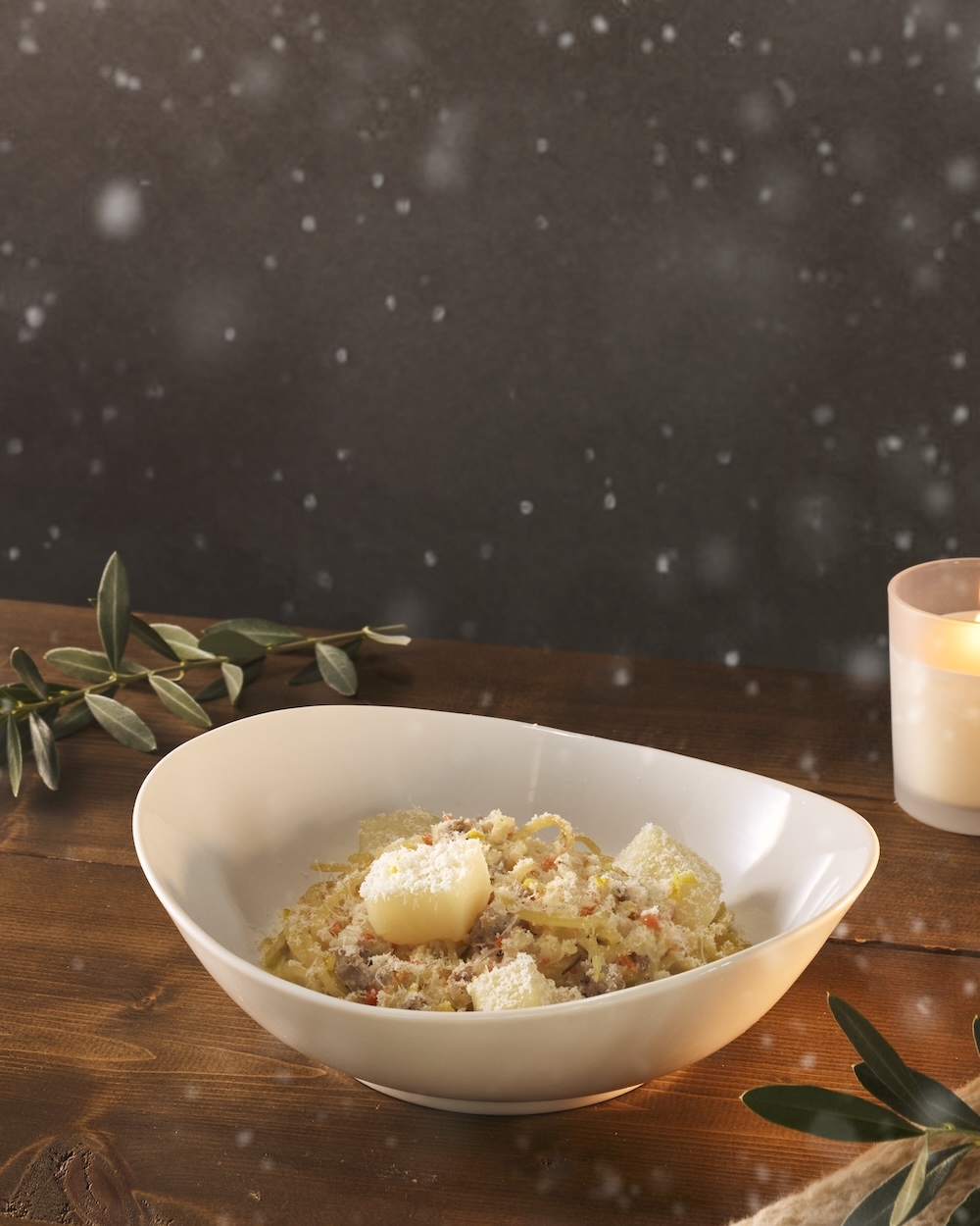 「聖護院かぶらの白ボロネーゼ」四条河原町店はスムージー付きで税込み1,430円、嵯峨野嵐山店はスムージー・フォカッチャ付きで税込み1,540円