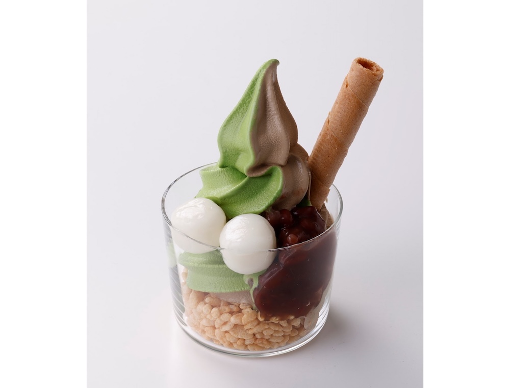 「抹茶＆ほうじ茶白玉あずきソフトクリーム」イートイン・税込み770円、テイクアウト・税込み756円