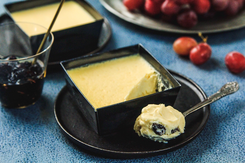 「ラムレーズンが芳醇に香る 大人のミニとろ生チーズケーキ」イメージ