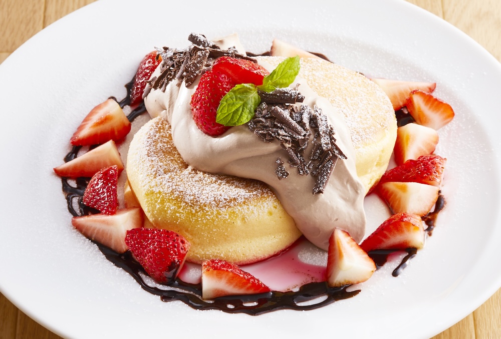 「たっぷりあまおう苺とチョコホイップのパンケーキ」単品・税込み1,859円〜
