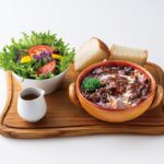 黒毛和牛ビーフシチューはサラダとフォカッチャのセットのイメージ