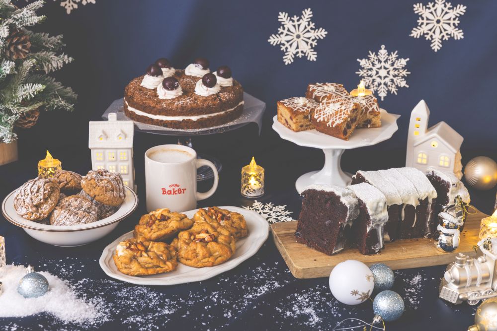 左から時計回りに、「ovgo Baker Edo St.」にて販売中の「ジンジャーブレッドスコッキー」税込み480円、「メリーチェリーキャロットケーキ」1カット・税込み680円、1ホール・税込み5,500円、「スノーグロウブロンディ」税込み770円、「チョコレートファッジブレッド」税込み650円、「ソルティキャラメルグーイークッキー」税込み570円