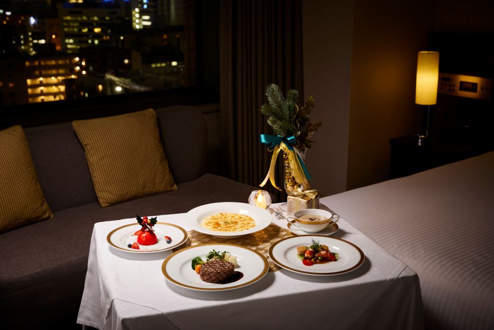 「鉄板焼きorルームサービスディナーとバラの花束でかなえるMerry Christmas！」税込み63m400円から（サービス料含む・別途東京都宿泊税）