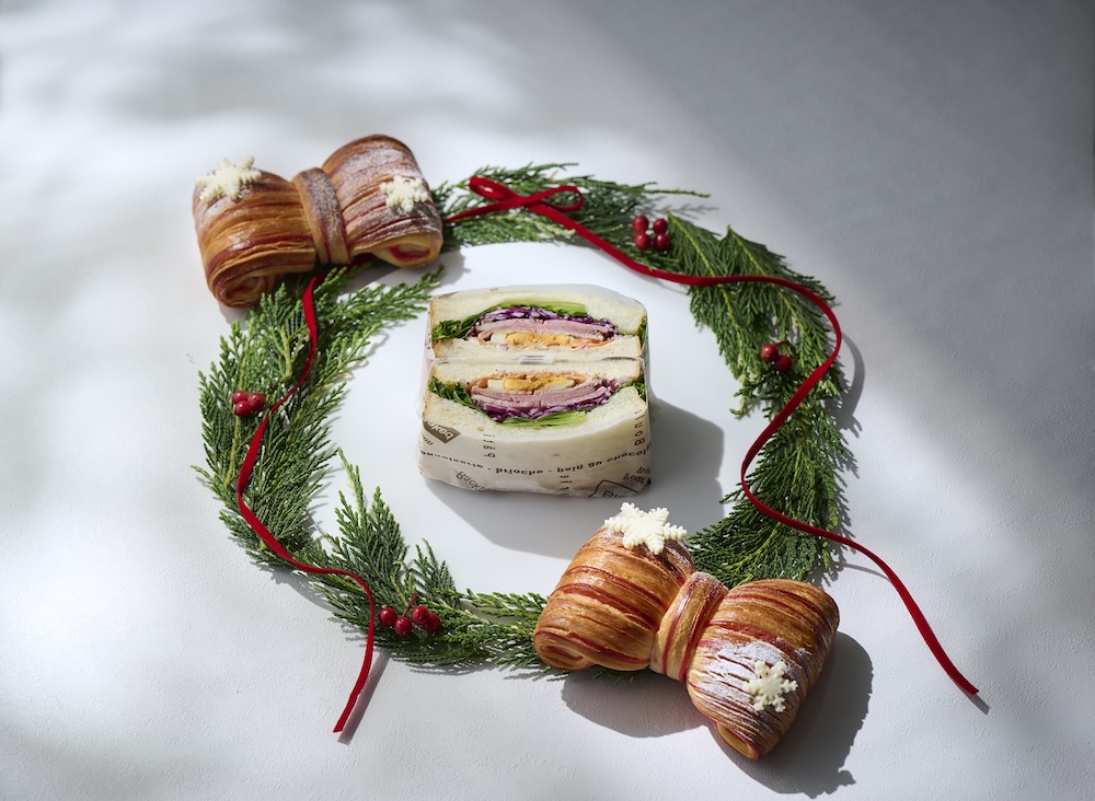 「リボンデニッシュ」500円、中央「ローストビーフサンド」800円