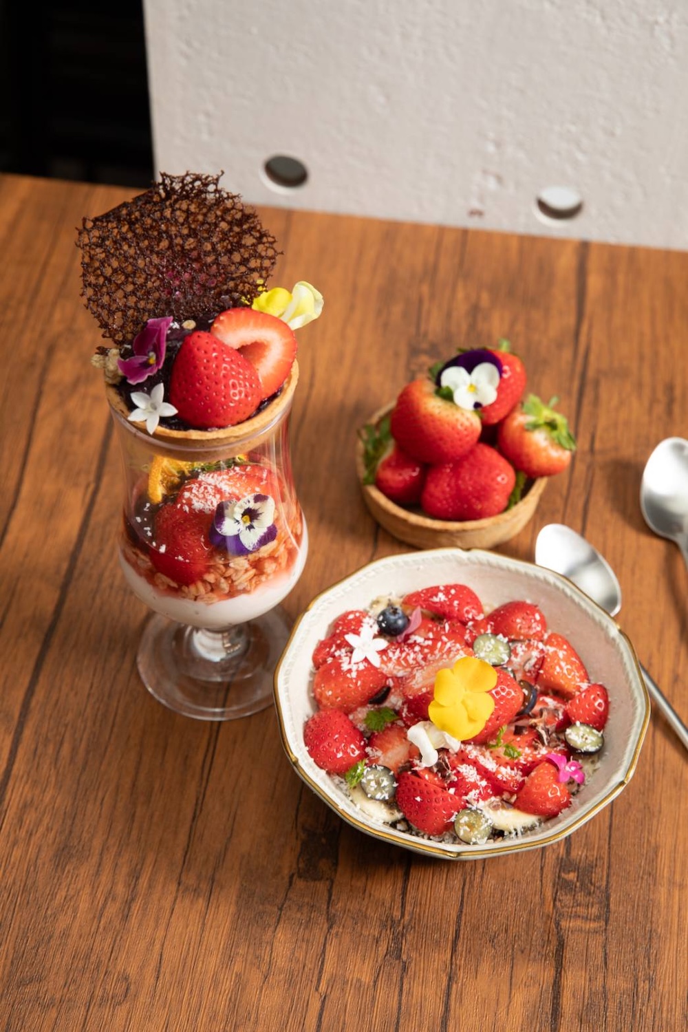 左から「アサイーボウルパフェ」、「イチゴまみれアサイーボウル」