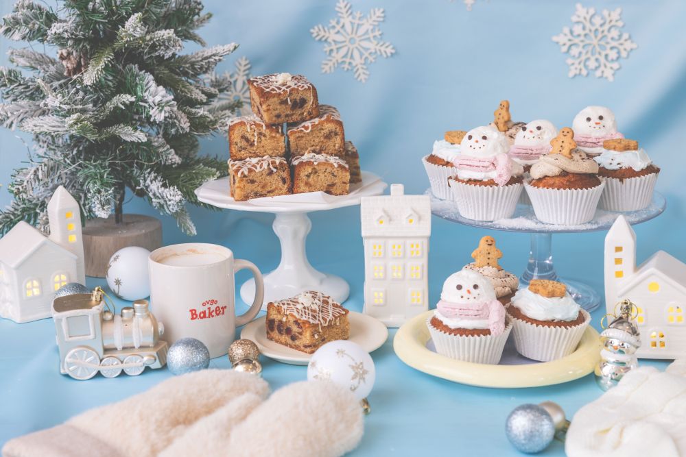 左から、「ovgo Baker Meiji St.」にて販売中の「スノーグロウブロンディ」税込み770円、「スノーマンカップケーキ」税込み860円、「コーヒードールカップケーキ」税込み860円、「スノーフレークカップケーキ」税込み860円