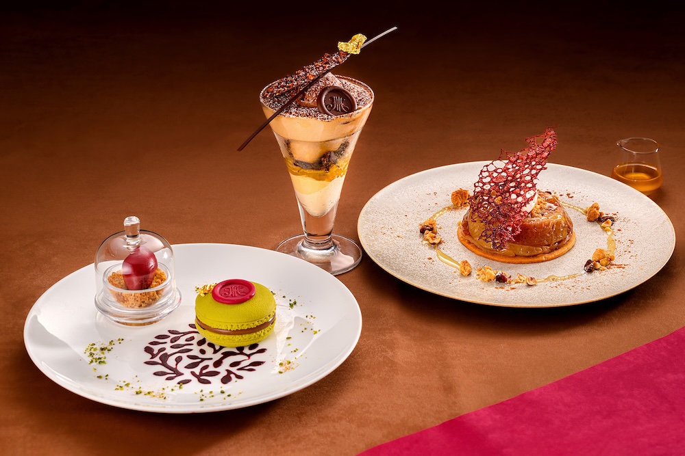 左から「ピスタチオムース フランボワーズシャーベット添え」、「フランス伝統菓子“オペラ” パフェスタイル」、「“焼きりんご” バニラアイスクリームと丸の内はちみつを添えて」