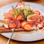 「生ハムと苺のサラダガレット 発酵柚子ヴィネグレット」イメージ