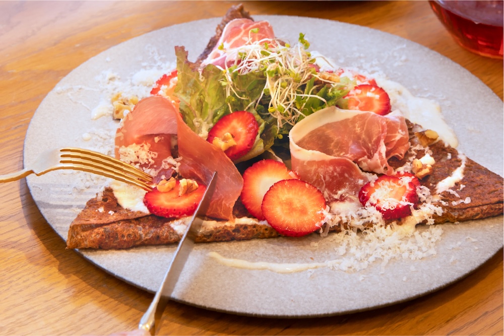 「生ハムと苺のサラダガレット 発酵柚子ヴィネグレット」イメージ