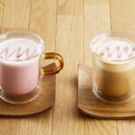 左から「フローラルいちごみるく(HOT)」税込み759円、「フローラルモカ(HOT)」税込み759円