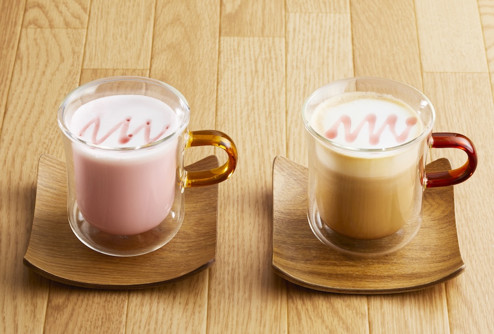 左から「フローラルいちごみるく（HOT）」税込み759円、「フローラルモカ（HOT）」税込み759円