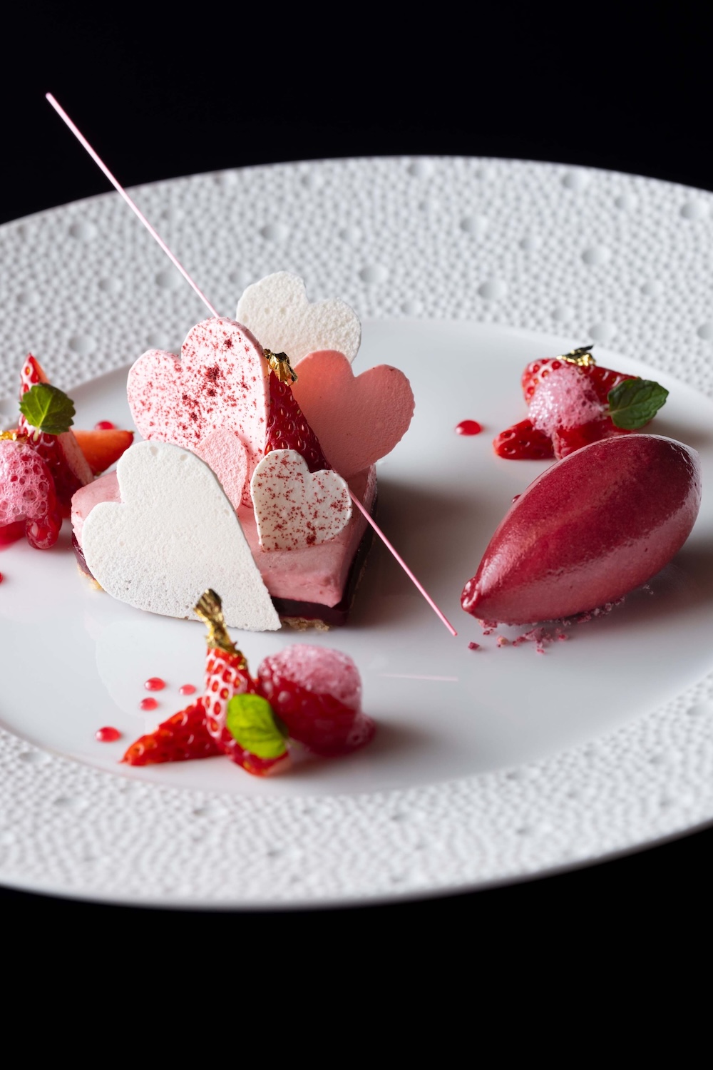 「ハートのヴァシュラン　苺と赤い果実のムース　 マリー・アントワネット ティー香るソースを合わせて」イメージ