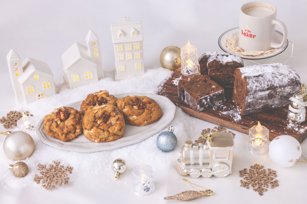 左から、「ovgo Baker BBB」にて販売中の「ソルティキャラメルグーイークッキー」税込み570円、「シュトーレンバナナブレッド」1カット・税込み700円、1ローフ・税込み3800円