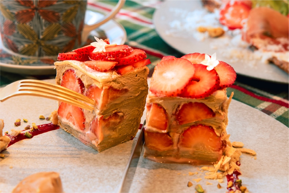 「冬苺とロイヤルミルクティーのクレープ・ショコラ 紅茶アイス添え」イメージ