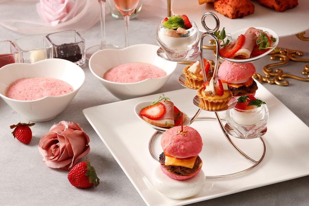 「マンハッタン」にて販売するラウンジ2店舗にて販売する「ストロベリー＆ショコラアフタヌーンティー」平日・税込み6,380円～、土日祝日・税込み7,480円～（いずれも別途サービス料）