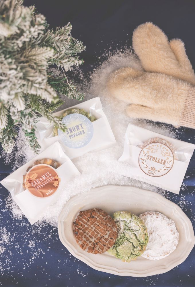 左から、全店舗にて販売中の「キャラメルアップルサイダー」、「スノーウィーポップコーン」、「シュトーレン」各種税込み500円