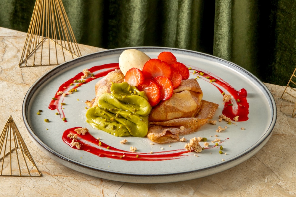 「苺とピスタチオのクレープ カルダモン香るホワイトチョコクランチ」税込み1,650円