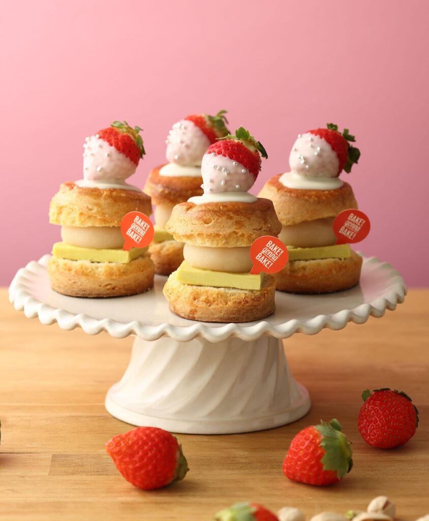 12月2日〜12月25日に登場するEchika表参道限定「あんバタースコーンサンド　ピスタチオバター&ストロベリー」税込み500円