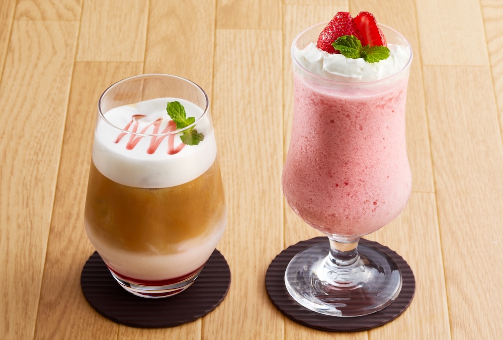 左から「フローラルストロベリーラテ（ICE）」税込み759円、「いちごみるくフラッペ（ICE）」税込み979円