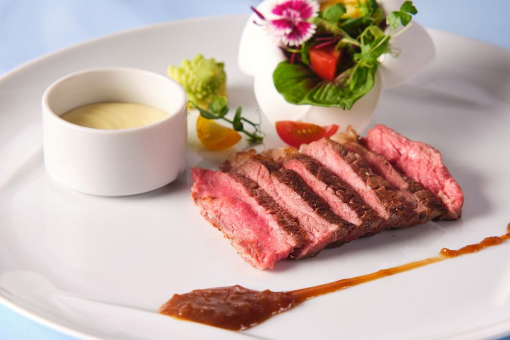 オプションメニューの「ステーキランチ」税込み3,000円（サービス料含む）