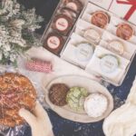 左から、オンライン限定の「ビッグインポッシブルチョコレートチップ」税込み3,500円、「ハッピーホリデーボックス」税込み5,800円