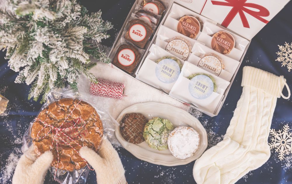 左から、オンライン限定の「ビッグインポッシブルチョコレートチップ」税込み3,500円、「ハッピーホリデーボックス」税込み5,800円