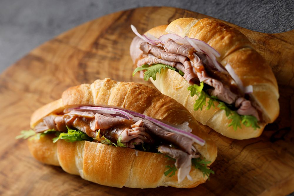 「トリュフ塩パンのローストビーフサンド」税込み900円から