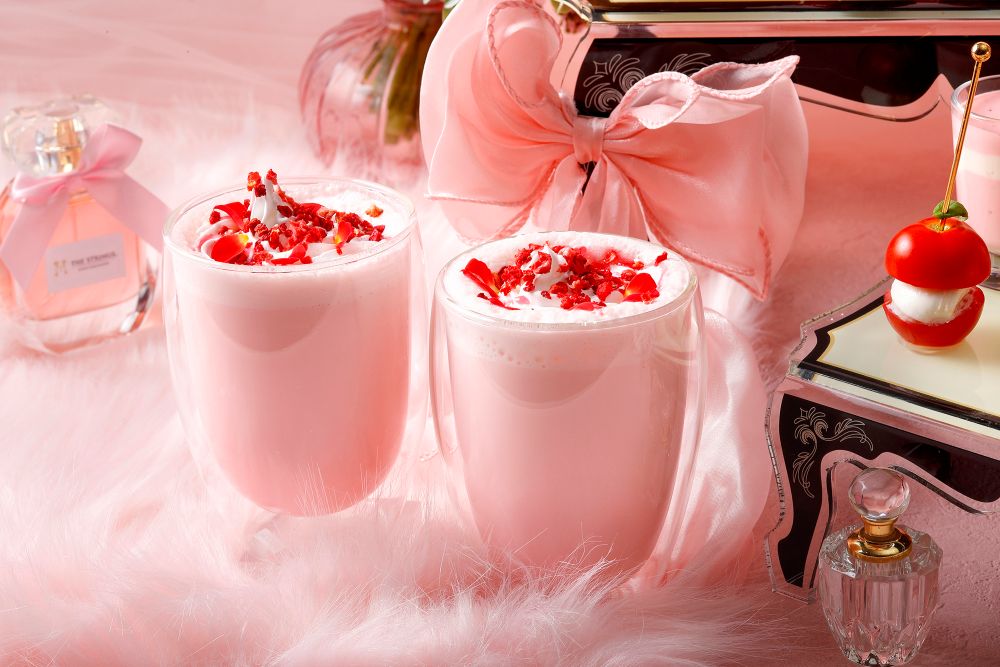 オプションメニューの「ストロベリーカプチーノ」税込み1,200円（サービス料含む）