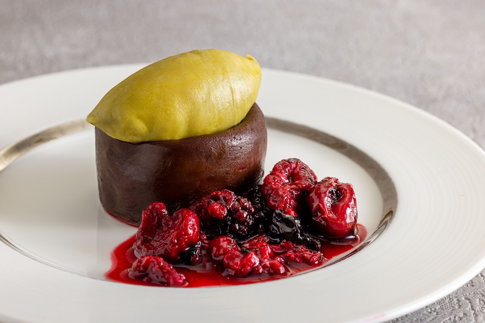 土日祝限定「フォンダンショコラ ピスタチオアイスとベリーのソース」イメージ