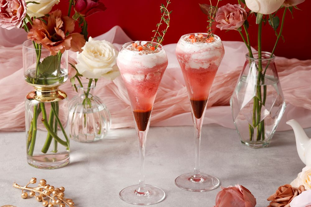 「ニューヨークラウンジ」にて販売する「ストロベリー＆ショコラアフタヌーンティー」税込み8,250円～（別途サービス料）