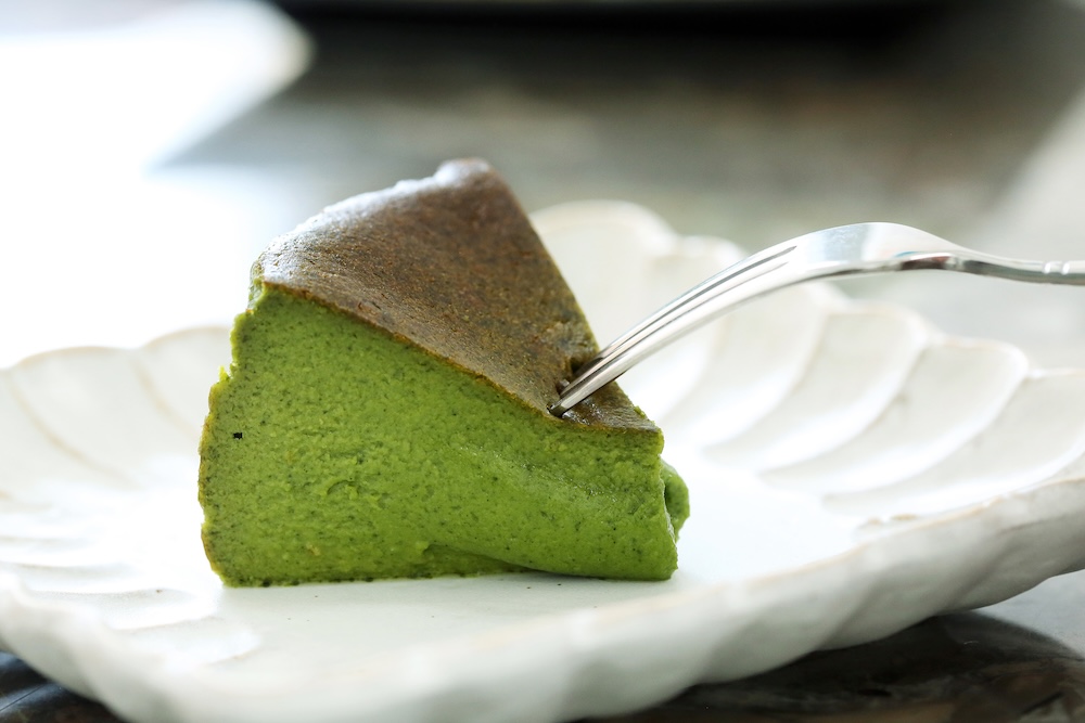 「抹茶バスクチーズケーキ」ホール・税込み3,980円(送料含む)