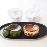 左から「抹茶バスクチーズケーキ」、「バスクチーズケーキ(プレーン)」