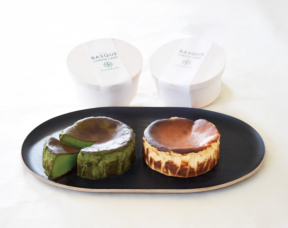 左から「抹茶バスクチーズケーキ」、「バスクチーズケーキ（プレーン）」