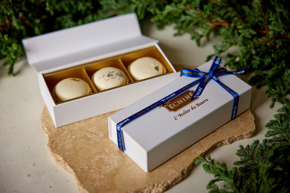 エシレ・ラトリエ デュ ブール <麻布台ヒルズ>から、ホリデーシーズン限定マカロン「カドー ドゥ ノエル」が期間限定で新登場 2025年12月1日(月)~