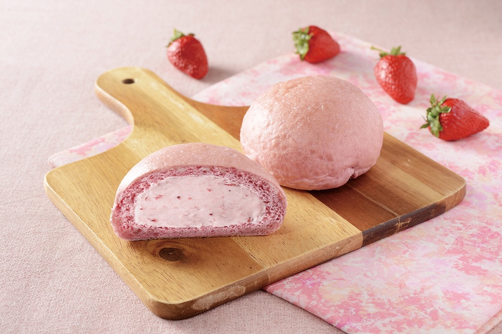 2026年1月6日より発売される「Uchi Café　クリームたっぷり！ふわもち冷やしクリームパン　いちごホイップ」税込み192円