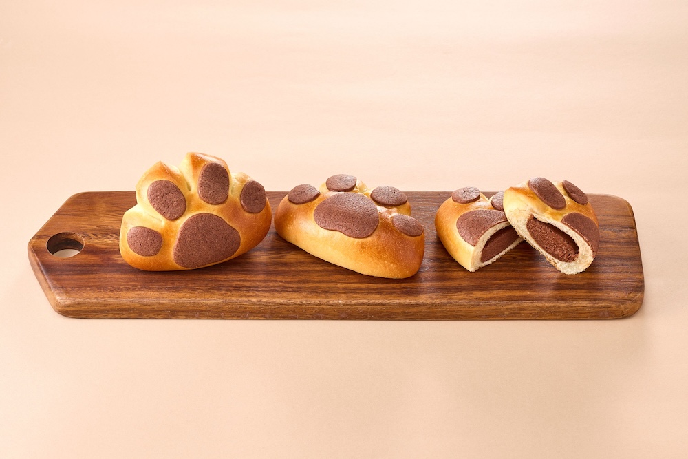 2026年2月16日より期間限定登場する新作「肉球チョコクリームパン」2個入り・税込み864円