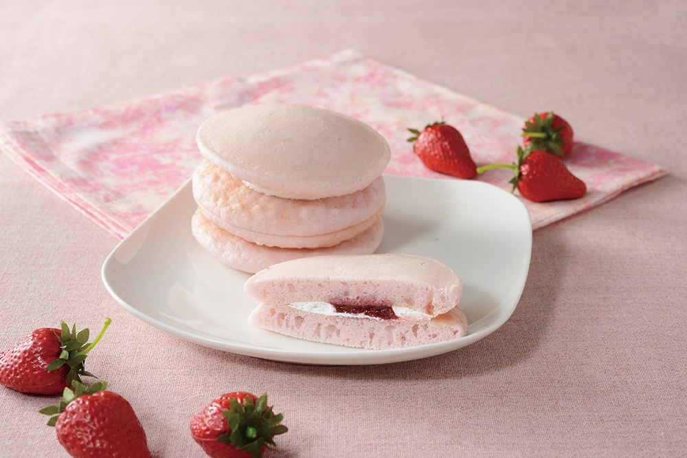 2026年1月6日より発売される「ふわもちパンケーキ　いちご　2個入」税込み181円（青森県・秋田県では2026年1月5日より発売。沖縄県では仕様と価格が異なる）