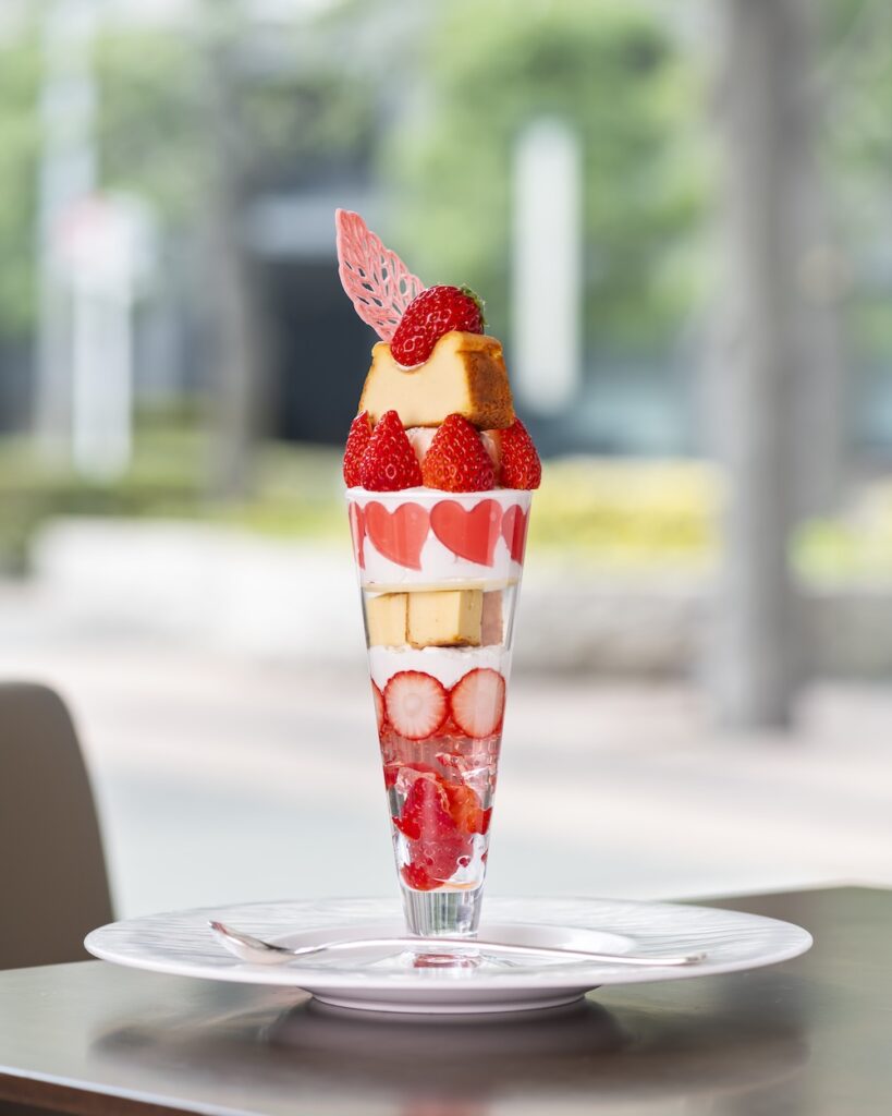 「苺とバスクチーズケーキのパフェ」イメージ