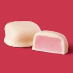 2026年1月6日より発売される「チョコマシュマロ風グミ いちご味」税込み250円