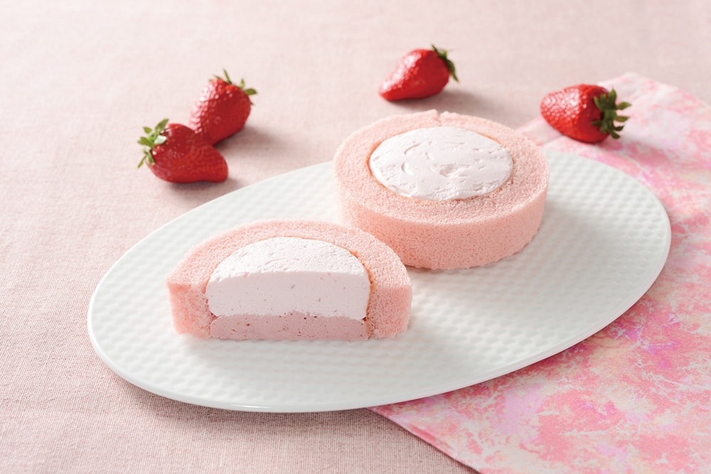 2026年1月5日に発売される「Uchi Café プレミアムロールケーキ とろける2層のストロベリー」 税込み248円